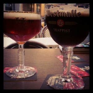 Une "Double de Westmalle" (bière trappiste rouge-brun foncé à fermentation secondaire en bouteille) et une "Trappe Quadrupel" (bière trappiste ambrée, mûrie en fûts de chêne)