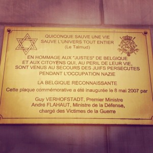 Plaque posée en 2007 en hommage aux Justes de Belgique (dans le jardin du Mont des Arts, près de la fontaine au Palais des Congrès), Bruxelles