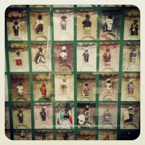 Aperçu de la garde robe du Mannekenpis – à Poechenellekelder.Bruxelles